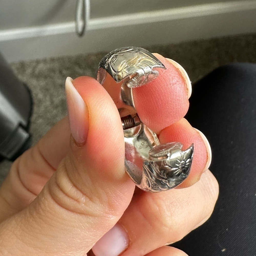 Silver vintage flower floral embossed chunky hoop clip on earrings cuffs‌‌‌‌‌‌‌‌ - Picture 3 of 5
